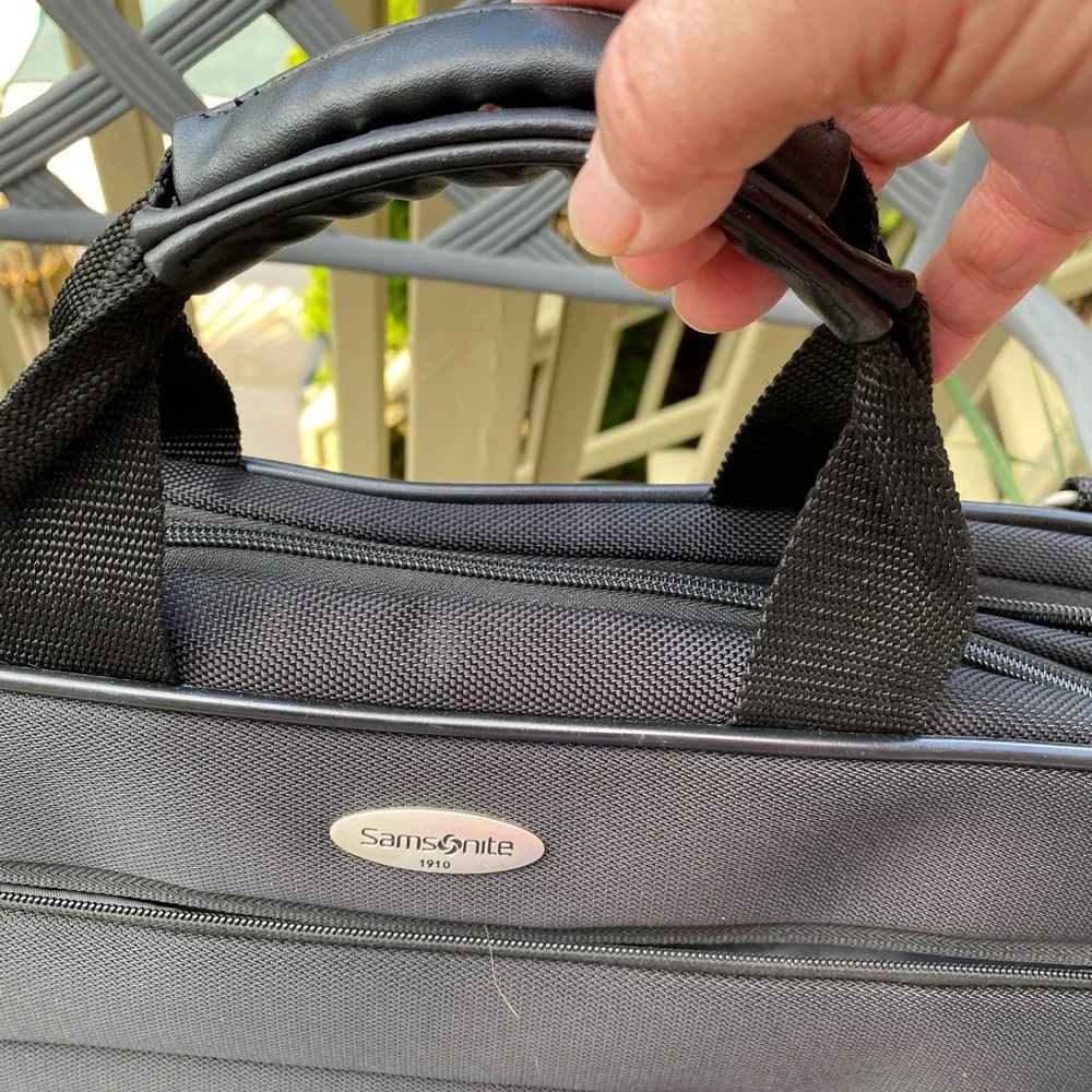 NWOT Samsonite - Black briefcase with handles & adj. straps, 17”W x 12”H x 4”D